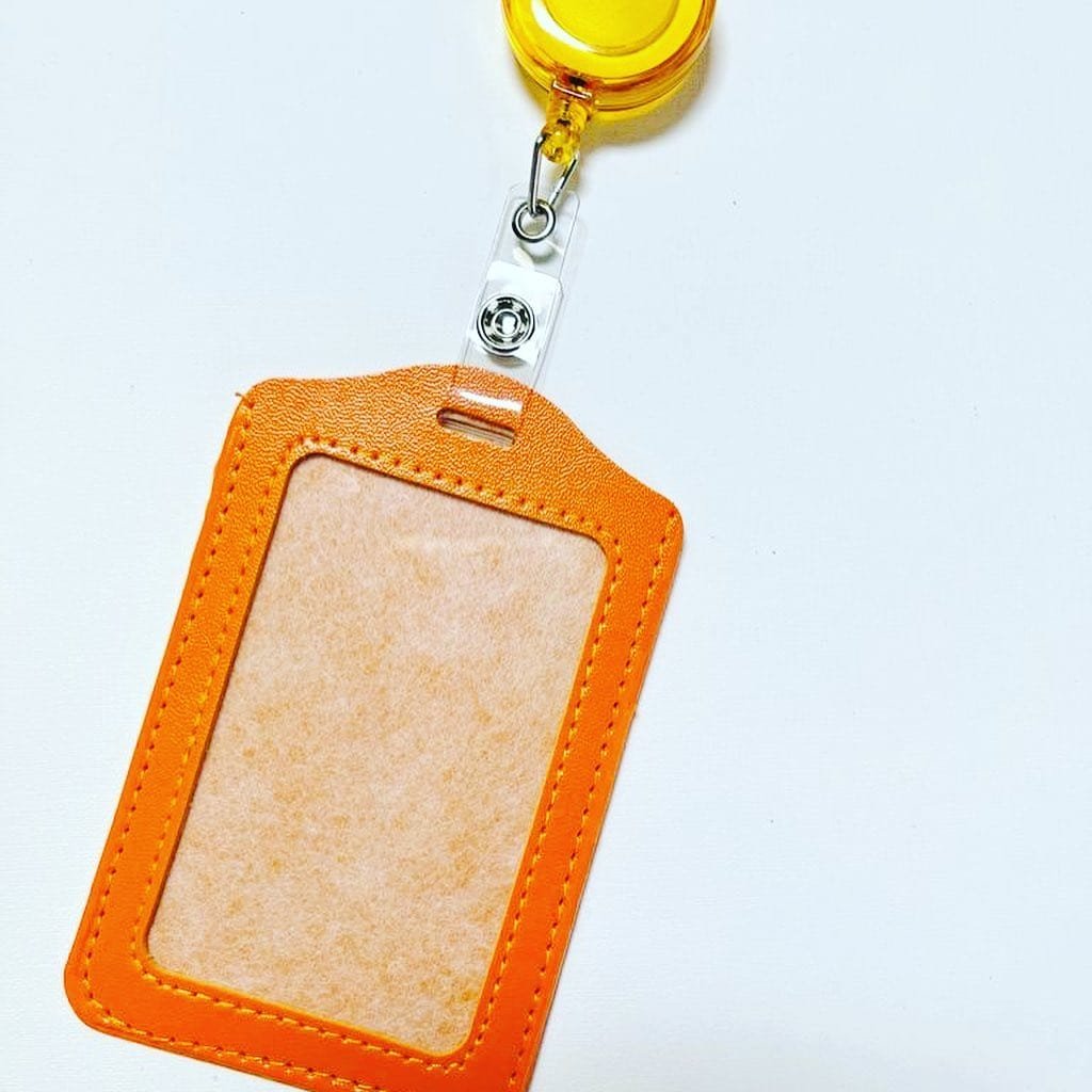 PORTA IDENTIFICACION CON PRENDEDOR RETRACTIL VERTICAL - HORIZONTAL