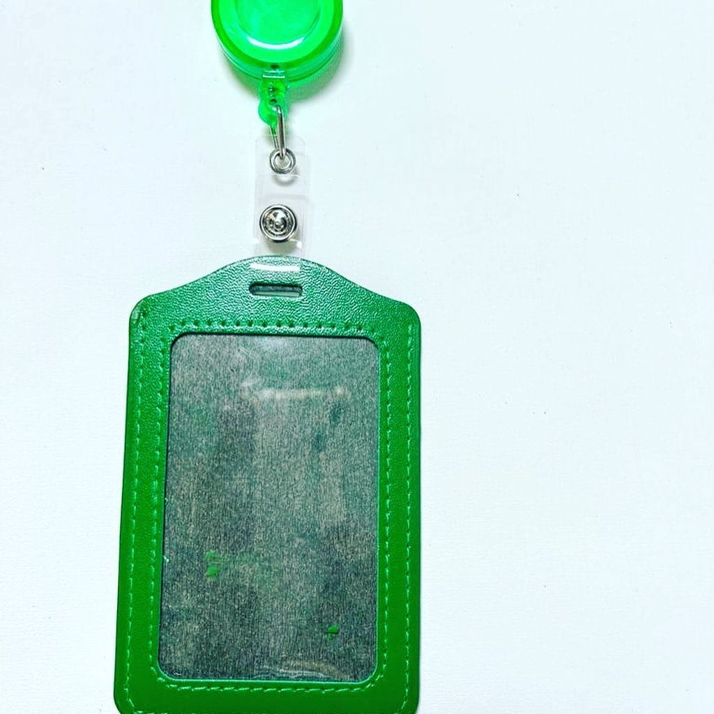 PORTA IDENTIFICACION CON PRENDEDOR RETRACTIL VERTICAL - HORIZONTAL