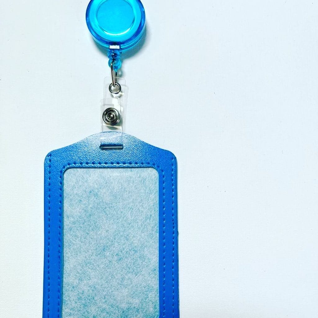 PORTA IDENTIFICACION CON PRENDEDOR RETRACTIL VERTICAL - HORIZONTAL