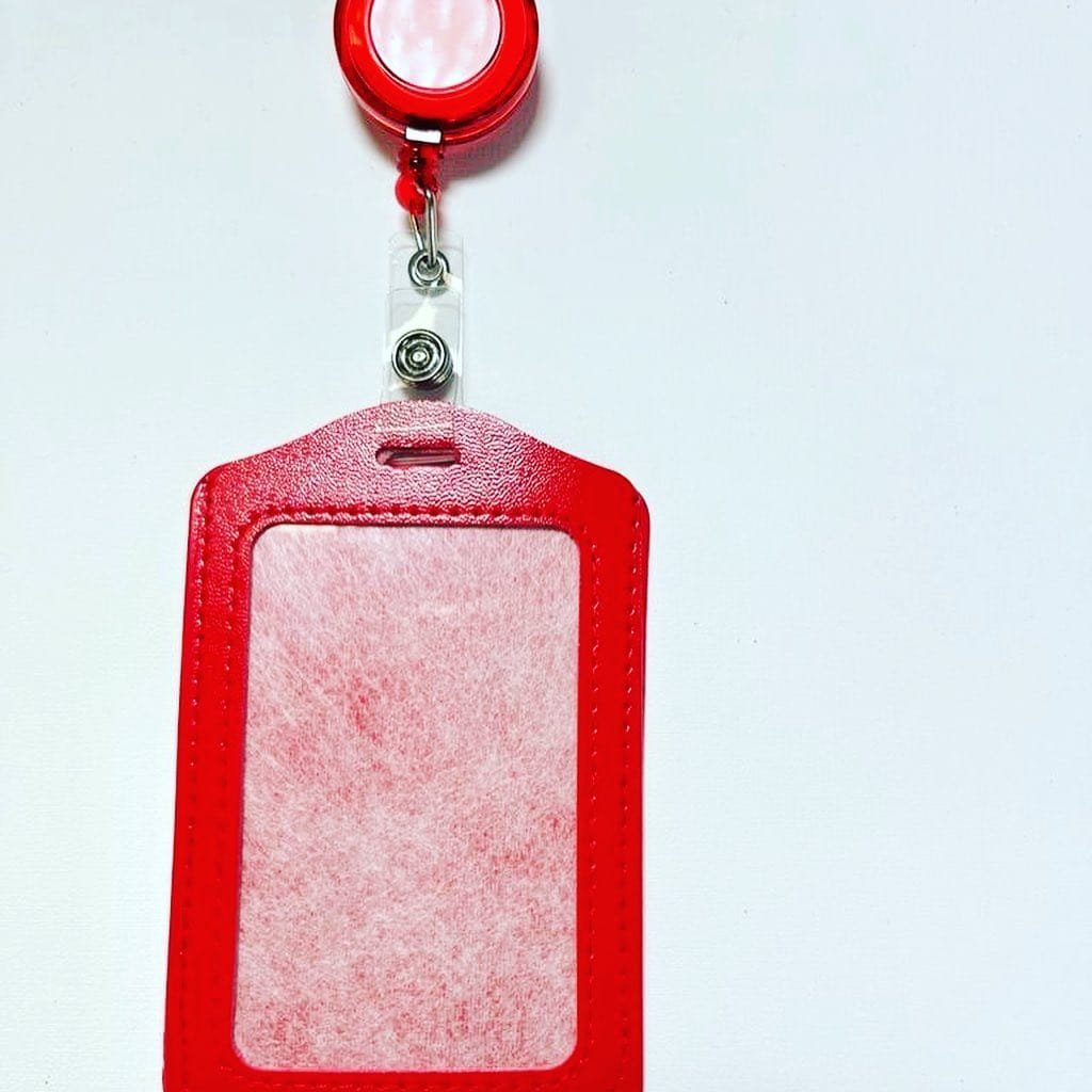 PORTA IDENTIFICACION CON PRENDEDOR RETRACTIL VERTICAL - HORIZONTAL