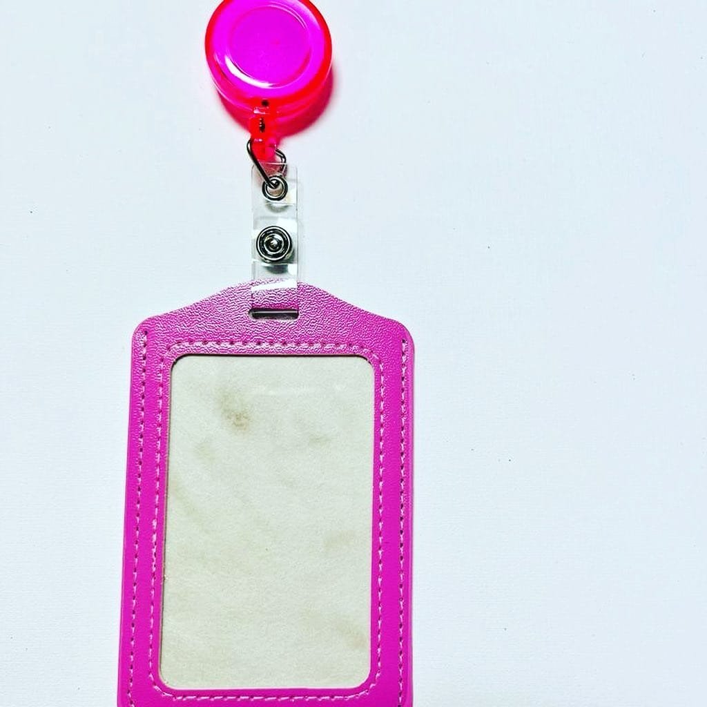 PORTA IDENTIFICACION CON PRENDEDOR RETRACTIL VERTICAL - HORIZONTAL