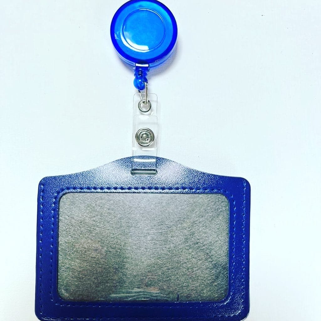 PORTA IDENTIFICACION CON PRENDEDOR RETRACTIL VERTICAL - HORIZONTAL