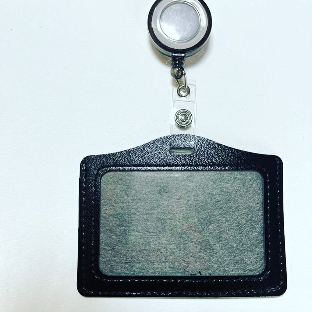 PORTA IDENTIFICACION CON PRENDEDOR RETRACTIL VERTICAL - HORIZONTAL