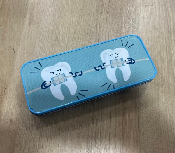 CAJA METÁLICA CON BISAGRA